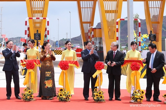 Thủ tướng và các đại biểu cắt băng khánh thành tuyến cao tốc Vân Đồn - Móng Cái.