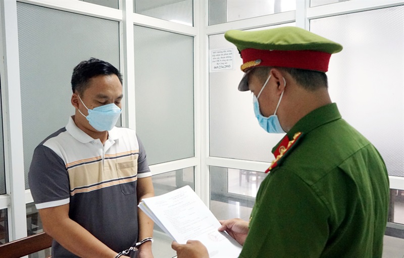 Công an tống đạt Lệnh bắt tạm giam Nguyễn Thanh Quang.
