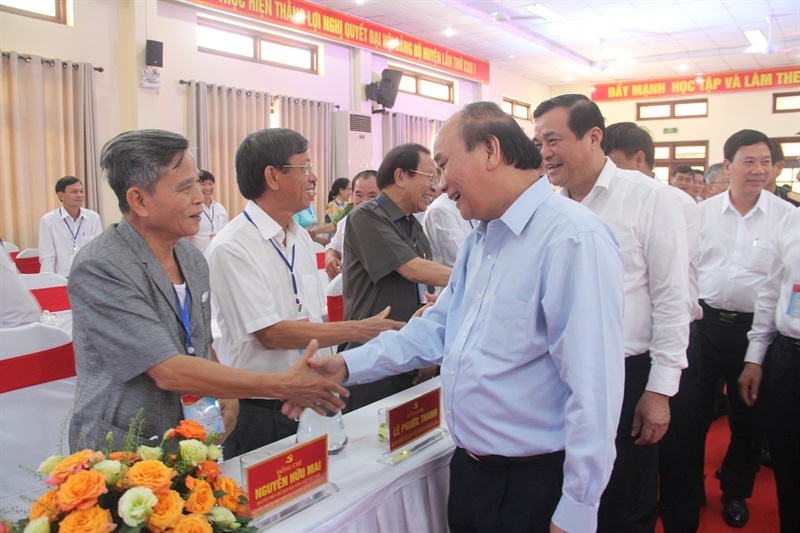 Chủ tịch nước Nguyễn Xuân Phúc tặng quà cho các đồng chí hưu trí và lãnh đạo tỉnh Quảng Nam.