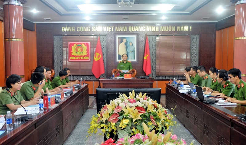 Thiếu tướng Lê Văn Hà phát biểu kết luận tại buổi làm việc.