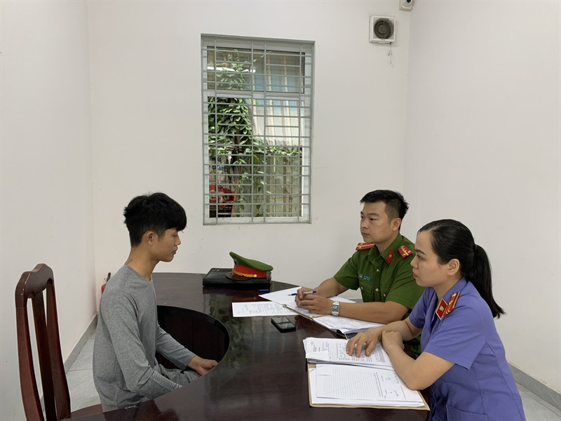 Cơ quan CSĐT Công an quận Hải Châu làm việc với Phạm Minh Tân.