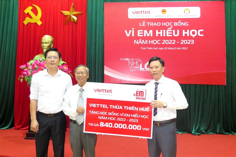 Viettel Thừa Thiên – Huế trao 420 suất học bổng với tổng trị giá 840 triệu đồng cho HS nghèo hiếu học của tỉnh.