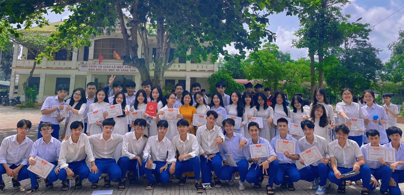 100% HS lớp 12A1 Trường THPT Hướng Hóa đỗ ĐH trong mùa tuyển sinh 2022.