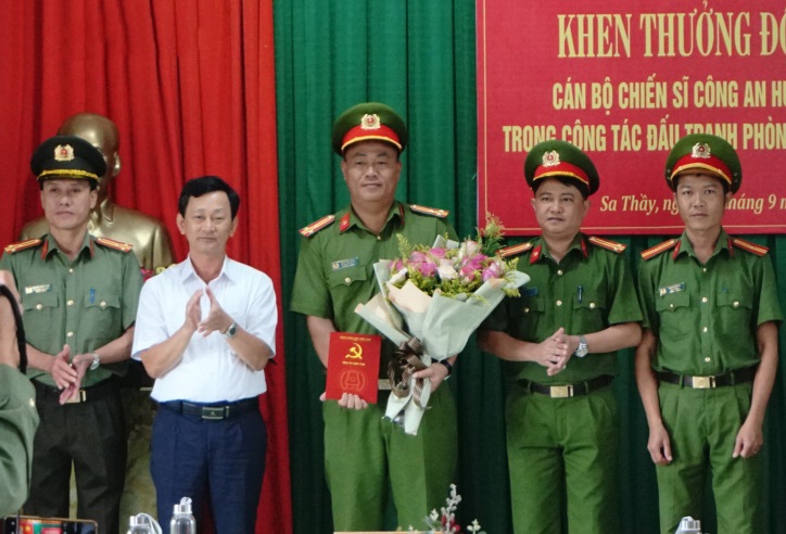 Bí thư Tỉnh ủy Kon Tum Dương Văn Trang trao thưởng cho Công an huyện Sa Thầy.