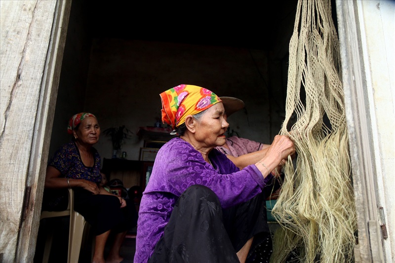 Phụ nữ dân tộc Thổ ở Quỳ Hợp (Nghệ An) đan võng gai.