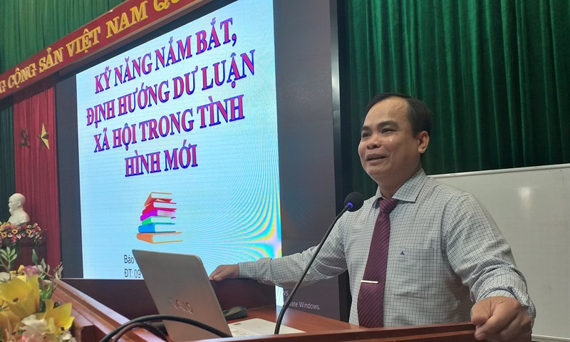 Tiến sỹ Phạm Đi nói chuyện tại hội nghị tập huấn