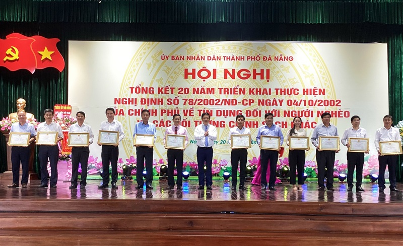 Phó Bí thư Thường trực Thành ủy, Chủ tịch HĐND TP Lương Nguyễn Minh Triết trao Bằng khen cho các tập thể và cá nhân đạt thành tích xuất sắc.