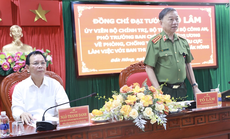 Đại tướng Tô Lâm ghi cảm tưởng vào sổ lưu niệm tại Nhà tưởng niệm Chủ tịch Hồ Chí Minh.