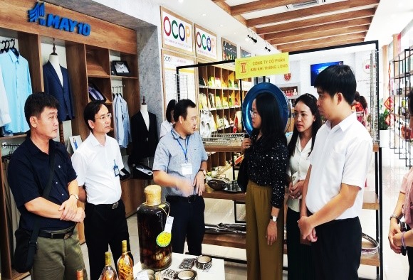Đoàn công tác của Q.Hải Châu tham quan 1 điểm bán sản phẩm OCOP của Q.Long Biên.
