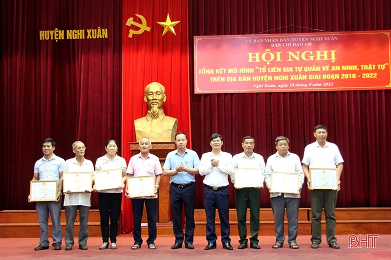Lãnh đạo huyện Nghi Xuân tuyên dương các tập thể.