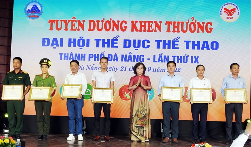 Lãnh đạo Sở Văn hóa- Thể thao TP Đà Nẵng trao Cờ cho các đơn vị Nhất, Nhì, Ba và Phong cách.