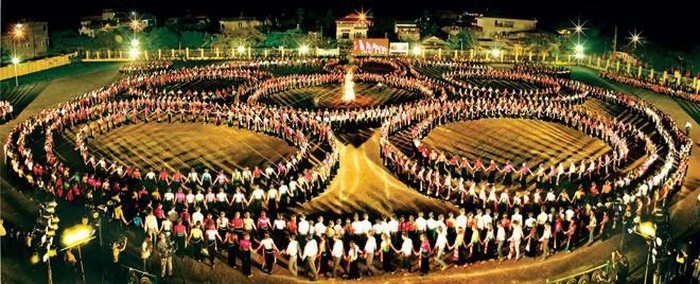 Một chương trình biểu diễn Xòe Thái ở Yên Bái.