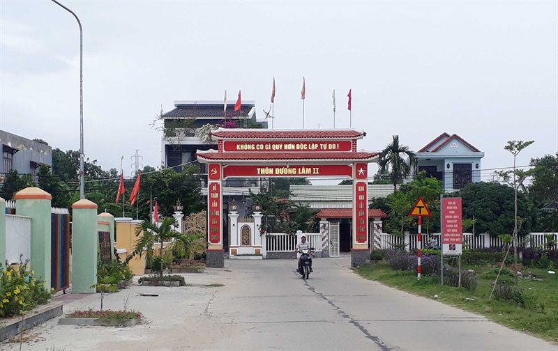 Người dân thôn kiểu mẫu Phước Hưng Nam (xã Hòa Nhơn) bảo vệ cảnh quan môi trường NTM.