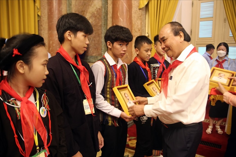 Chủ tịch nước Nguyễn Xuân Phúc tặng quà lưu niệm cho các cháu thiếu nhi.