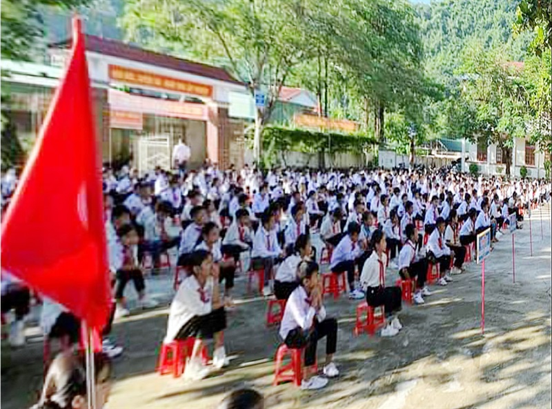 Hơn 400 HS trường THCS Hữu Kiệm được nghe phổ biến pháp luật về ATGT.