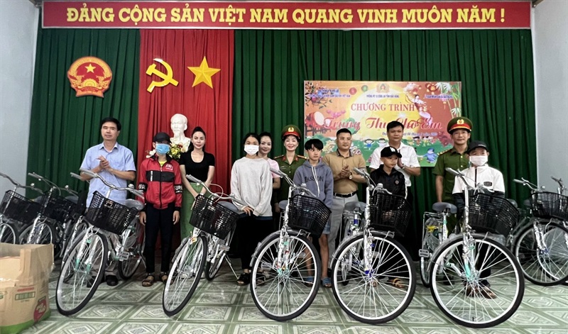 Phòng Cảnh sát THAHS và HTTP Công an tỉnh Đắk Nông phối hợp với các nhà hảo tâm trao tặng xe đạp cho các em học sinh.