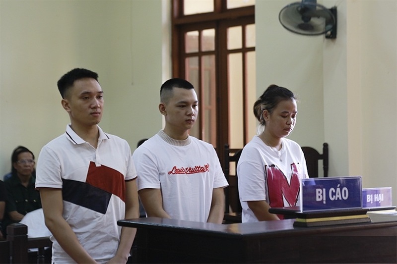 Từ trái qua, các bị cáo: Tuân, Tuấn và Xuyên tại phiên tòa.