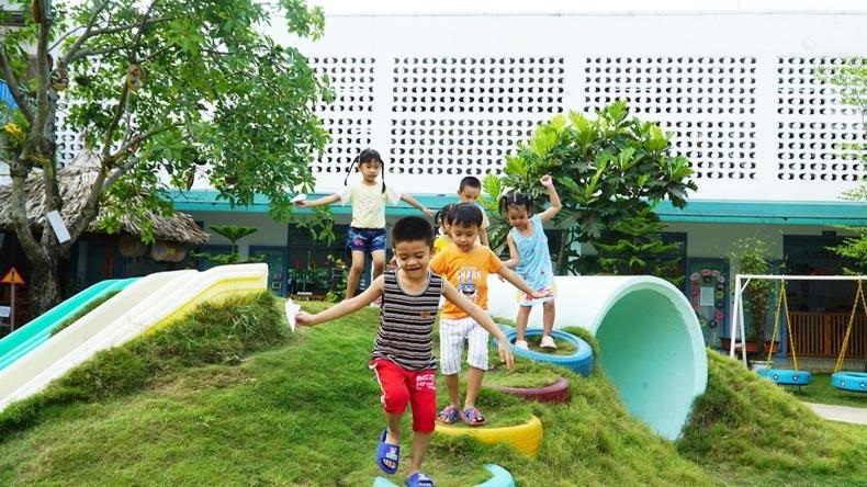 Trẻ vui chơi trong khuôn viên Trung tâm OneSky Đà Nẵng.