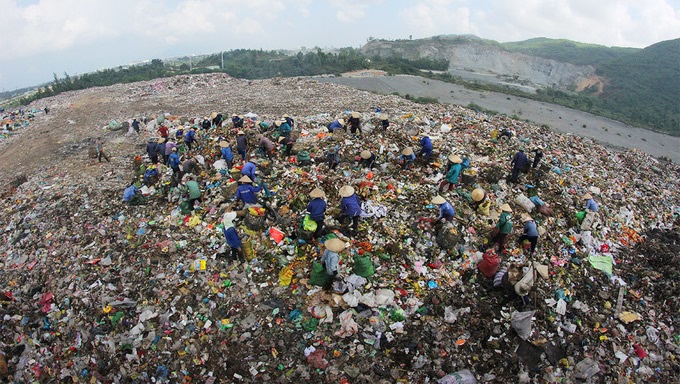 Mô hình cá bống tre "ăn" rác thải nhựa trên bờ biển Đà Nẵng.