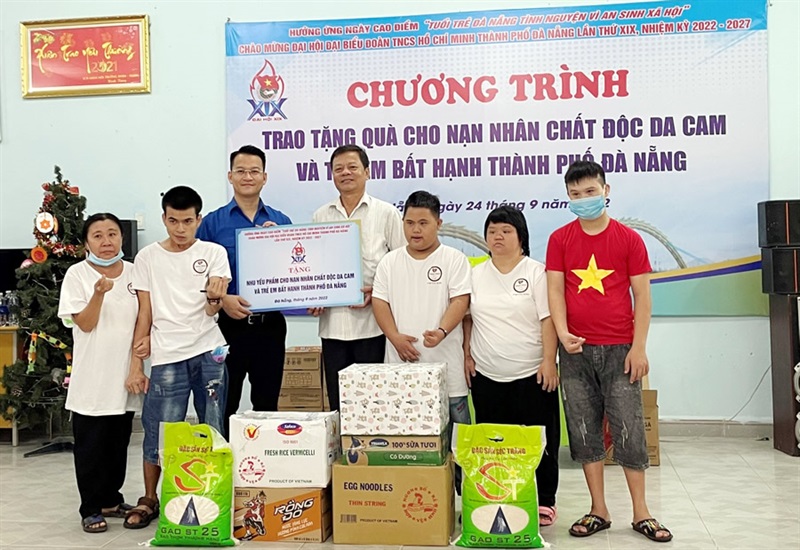 Bí thư Thành Đoàn Đà Nẵng Nguyễn Mạnh Dũng tặng quà cho các em thiếu nhi tại Trung tâm Bảo trợ nạn nhân chất độc da cam và trẻ em bất hạnh TP.
