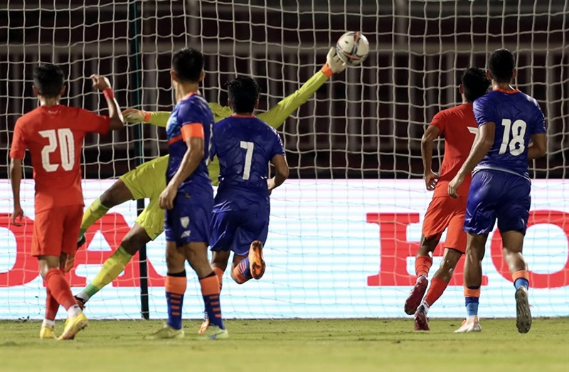Tuyển Singapore dẫn trước tuyển Ấn Độ dù bị đánh giá thấp hơn.