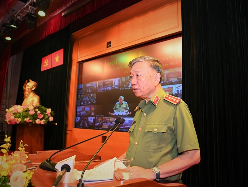Thiếu tướng Vũ Xuân Viên - giám đốc Công an TP chủ trì và phát biểu tại đầu cầu Đà Nẵng