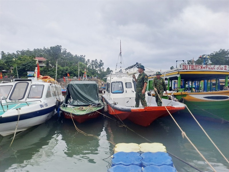 Lực lượng Biên phòng Quảng Nam giúp người dân chằng chống nhà cửa, di chuyền ghe thuyền lên nơi an toàn.