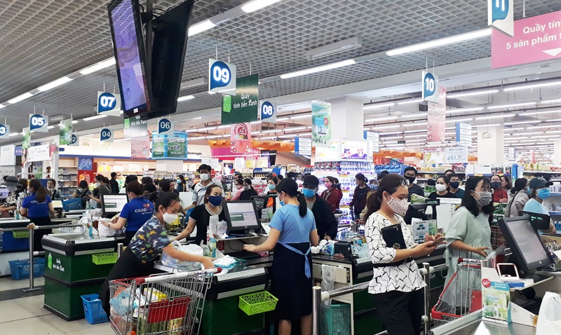 Người dân mua sắm hàng hóa tại Siêu thị Go (Big C cũ) Đà Nẵng vào chiều 26-9