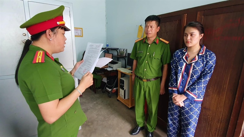 CQĐT đọc lệnh bắt tạm giam đối tượng Nguyễn Hà Vi.