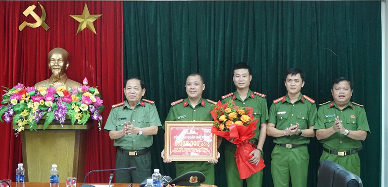 Nguyễn Quốc Tính cùng phương tiện, tang vật liên quan đến vụ cướp giật.
