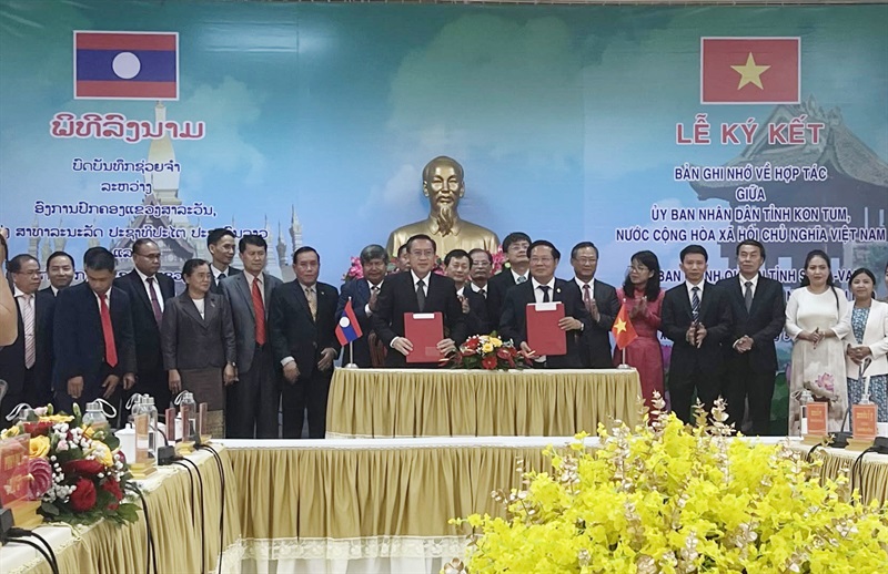 Đại biểu hai tỉnh Kon Tum và Salavan chứng kiến buổi ký kết Bản ghi nhớ hợp tác.
