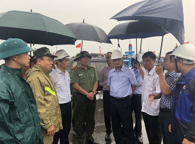 Lực lượng Công an TP Đà Nẵng dốc toàn lực giúp dân phòng chống bão.