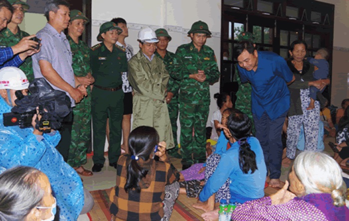 Chủ tịch UBND tỉnh Quảng Nam Lê Trí Thanh cùng đoàn công tác kiểm tra phòng chống bão số 4 ở khu vực biển Núi Thành.