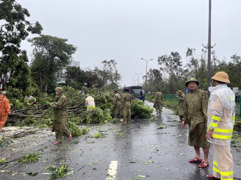 Lực lượng Công an Quảng Nam cắt dọn cây ngã đổ trên các tuyến đường và khắc phục nhà dân hư hỏng.