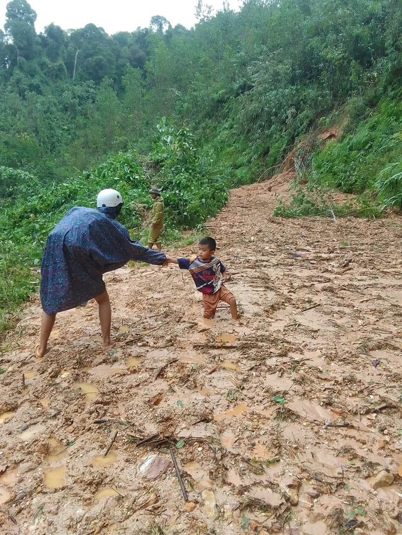 Mưa lũ do ảnh hưởng cơn bão số 4 khiến nhiều tuyến đường trên địa ban huyện Tây Gianag bị sạt lở, chia cắt nhiều khu vực, đất đá sạt lở vào nhà một số hộ dân ven đường