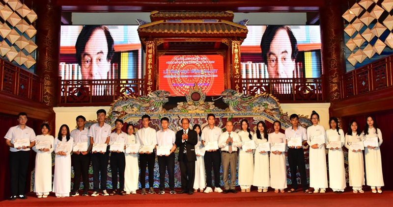 Các HS-SV tài năng của tỉnh Thừa Thiên-Huế được nhận học bổng Vallet lần thứ 22.