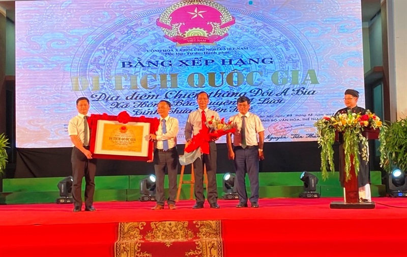 Lãnh đạo tỉnh Thừa Thiên- Huế thừa ủy nhiệm trao Bằng chứng nhận cho đại diện chính quyền địa phương.