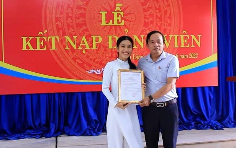 Nguyễn Như Hải Vi trong lễ kết nạp Đảng.