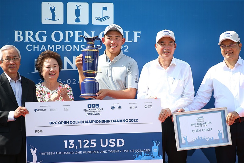 Lãnh đạo TP Đà Nẵng và các thành viên Ban Tổ chức trao chức vô địch cho golfer Guxin Chen.