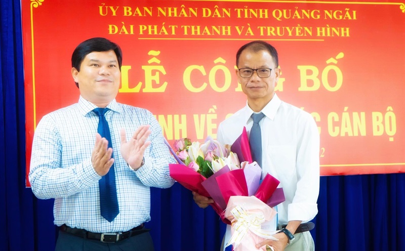 Phó Chủ tịch UBND tỉnh Quảng Ngãi Trần Phước Hiền trao Quyết định cho ông Nguyễn Anh Tuấn.
