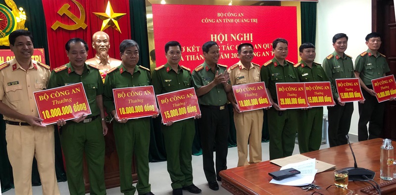 Các đơn vị Công an tỉnh Quảng Trị đón nhận trao thưởng.