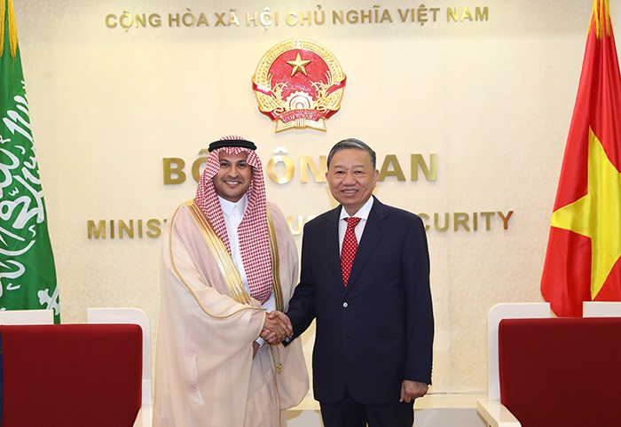 Bộ trưởng Tô Lâm và Đại sứ Mohammed Dahlwy tại buổi tiếp.