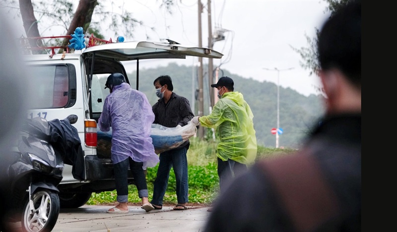 Thi thể nạn nhân được các lực lượng chuyển lên xe của một trại hòm trên địa bàn đảo Phú Quốc để tiến hành điều tra, xác minh.