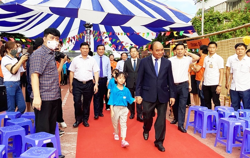 Chủ tịch nước Nguyễn Xuân Phúc và lãnh đạo các bộ, ngành, địa phương nắm tay đưa các em Trường TH – THCS – THPT Hy Vọng (Trường Hope School- Đà Nẵng) dự lễ khai giảng sớm năm học mới 2022-2023. Ảnh: Phú Nam