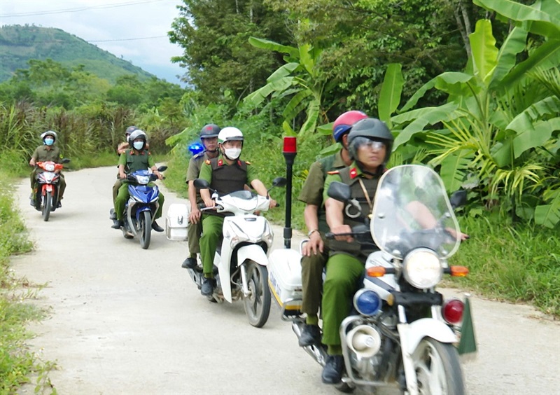Lực lượng Công an, Dân phòng xã Tiên Mỹ tuần tra đảm bảo an ninh trật tự.