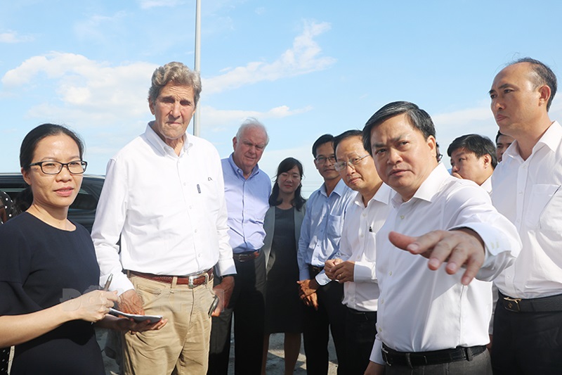 Ủy viên Trung ương Đảng - Bí thư Tỉnh ủy Bến Tre Lê Đức Thọ chia sẻ thông tin đến Đặc phái viên của Tổng thống Hoa Kỳ về biến đổi khí hậu John Kerry tại cống đập Ba Lai.