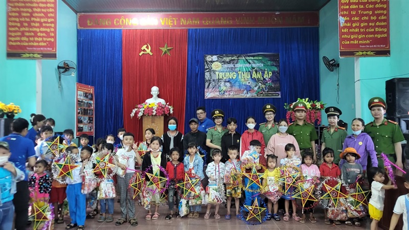 Hội Phụ nữ và Chi đoàn Thanh niên Công an huyện Núi Thành cùng các đơn vị chức năng trao quà Trung thu cho trẻ em đồng bào Cor.