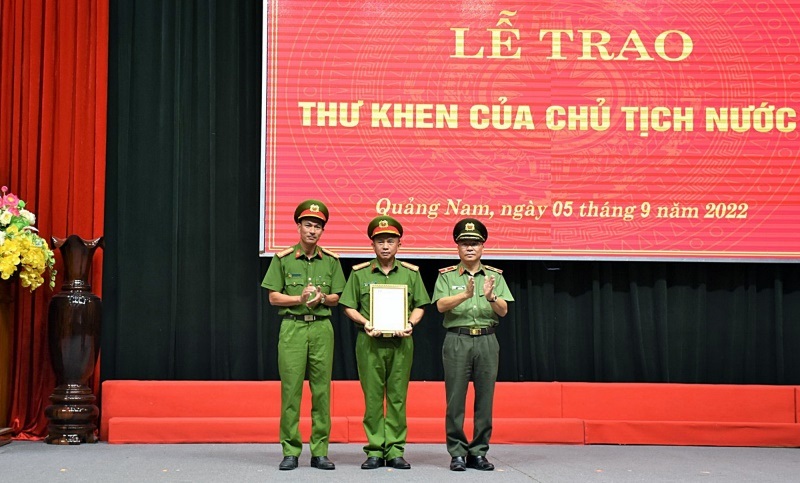 Thừa ủy quyền của Chủ tịch nước, Thiếu tướng Nguyễn Đức Dũng- Giám đốc Công an tỉnh Quảng Nam trao Thư khen của Chủ tịch nước cho Phòng Cảnh sát PCCC và CNCH Công an tỉnh.