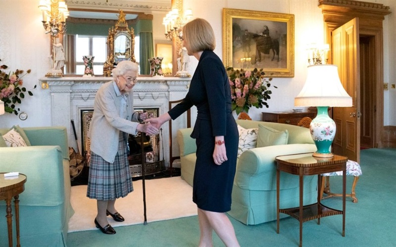 Nữ hoàng Elizabeth II (trái) bắt tay bà Truss tại lâu đài Balmoral. Ảnh: PA