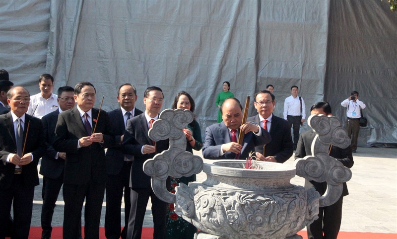 Chủ tịch nước Nguyễn Xuân Phúc cùng lãnh đạo Đảng, nhà nước dâng hương tại Khu tưởng niệm Tổng Bí thư Lê Hồng Phong.